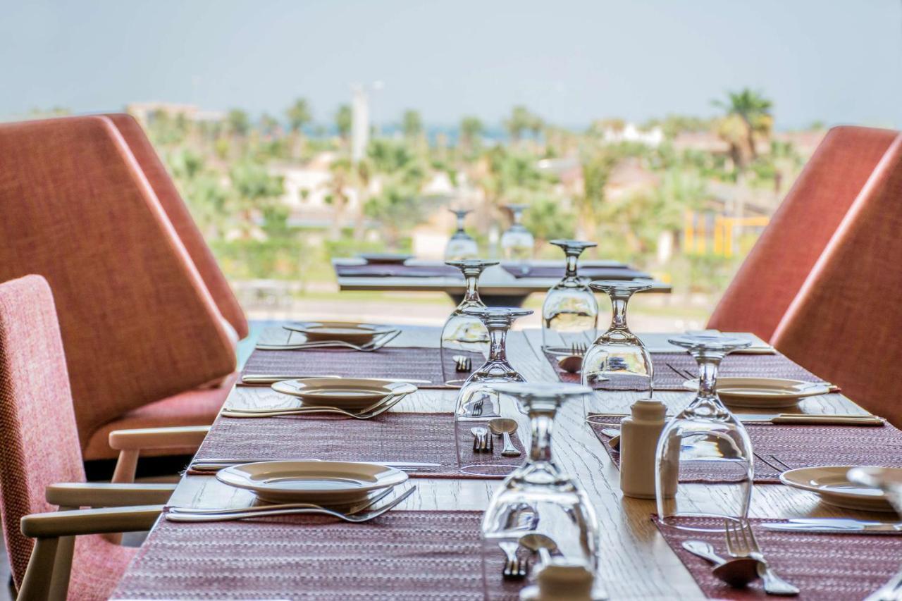 Radisson Blu Resort, Al Khobar Half Moon Bay Exterior foto The Deck